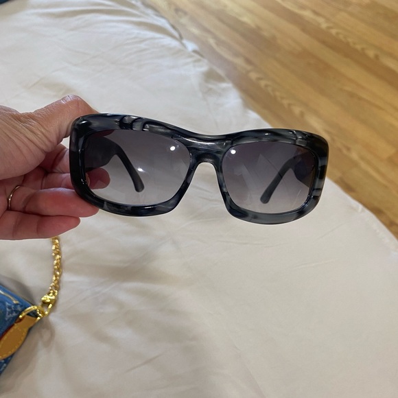 Wavy 🌊GUCCI GG rhinestone Sunglasses with case EUC - Picture 8 of 14